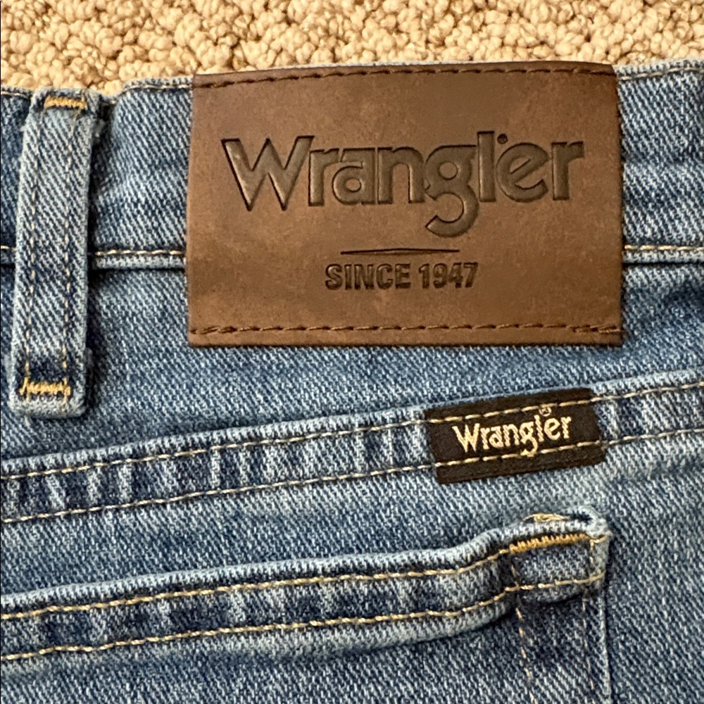Men’s Wrangler Relaxed Fit Jeans 38x32 - Picture 4 of 7